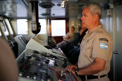 El capitán Gustavo Fernández al mando del buque que patrulla la zona de exclusión