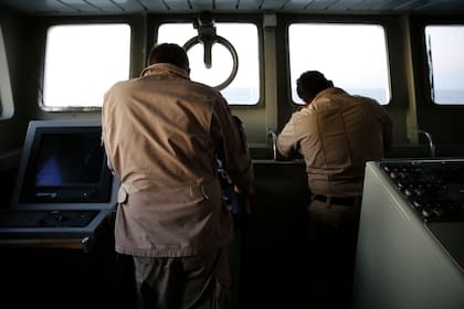 El solitario Derbes se posiciona en la milla 200, a la altura de Puerto Deseado, Santa Cruz, y frente a los barcos poteros de distintas nacionalidades que pugnan por entrar a la plataforma marítima argentina para llevarse miles de toneladas de pescado