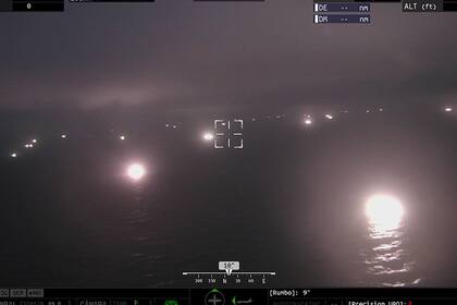Las luces de los buques pesqueros se observan desde un avión de la Armada