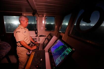 El capitán Gustavo Fernández, en el momento en que el Derbes se posiciona frente a la flota extranjera