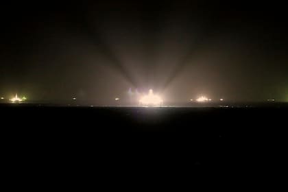 El patrullaje en el Mar Argentino que lucha contra la pesca ilegal. En el horizonte se observan las luces de los buques pesqueros