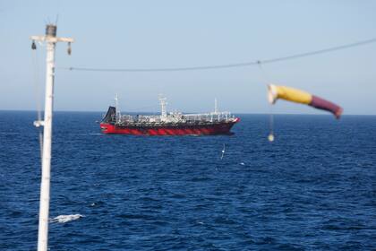 Un barco pesquero se visualiza desde la cubierta del patrullero