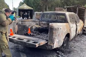 Atentado en Chile: asesinaron a tres carabineros y quemaron un patrullero con ellos adentro
