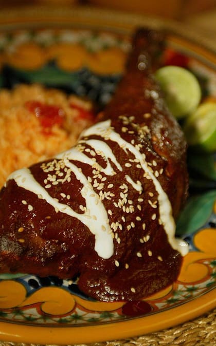 El pavo con mole es un plato tradicional de la cocina mexicana.