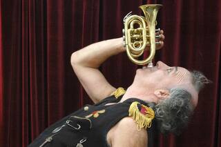 Chacovachi, el payaso callejero que recorrió 20 países, escribió un libro y hoy es un gran referente