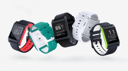 El Pebble 2 mantiene su clásica pantalla de tinta electrónica, visible con luz solar directa