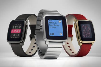 El Pebble Time Steel viene en tres colores y cuenta con dos correas, una de metal y otra de cuero, a 250 dólares