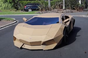 Video: creó un Lamborghini de cartón, lo vendió por US$10.000 y donó el dinero