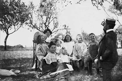 El pedagogo Roorda dando una clase de matemáticas al aire libre