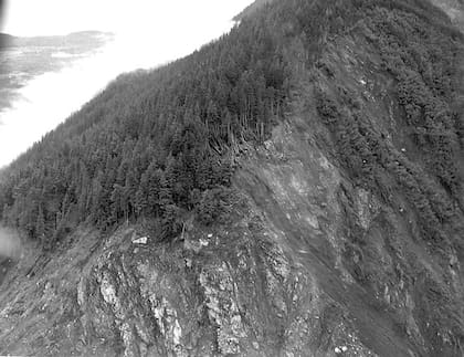 El pedazo de tierra donde impactó la ola. La línea de corte llega hasta los 524 metros de altura (Don Miller/USGS)