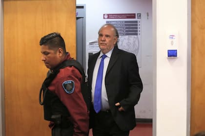 Ricardo Izquierdo, el abogado del pediatra Ricardo Russo ingresa en la sala de audiencias