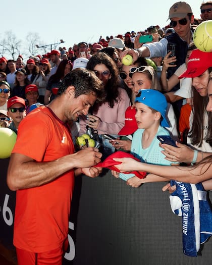 El pedido de autógrafos del público rumano para Navone, que consiguió su primer torneo del ATP Tour