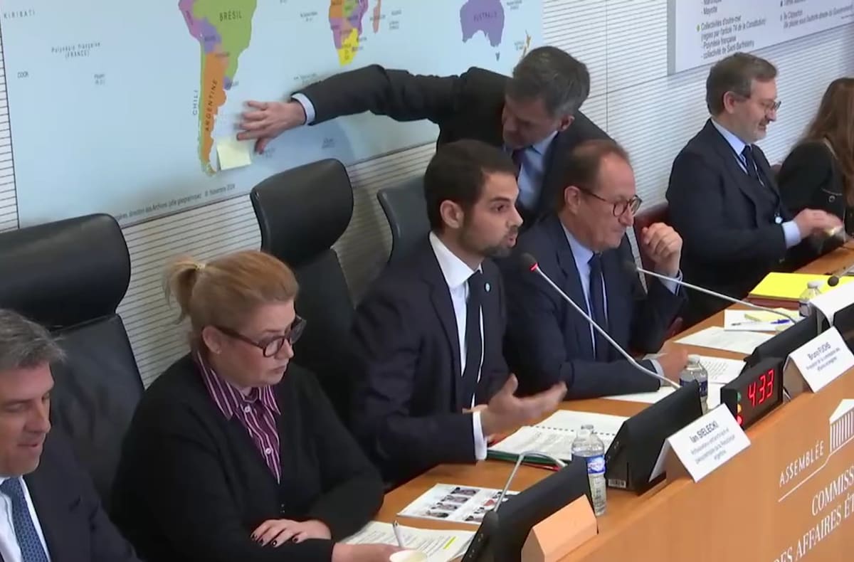 O pedido de Malvina do embaixador na França e o post-it evitando a discussão diplomática.