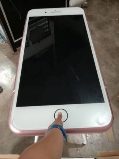 El pedido resultó ser una mesa con forma de iPhone