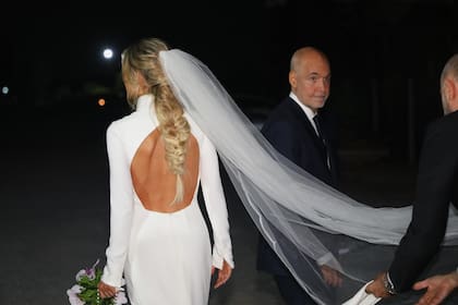 El peinado trenzado de la novia se luce bajo el velo bordado con técnica artesanal, de Atelier Lage. El diseñador Gabriel Lage se encargó de que el traje de la novia se luciera en su gran noche
