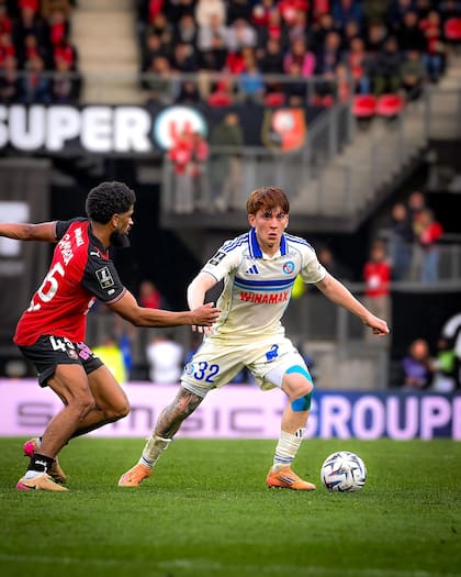 El pelirrojo polifuncional llegó a Francia a relanzar su carrera y hoy es figura en el Racing de Estrasburgo; acumula un gol y cuatro asistencias en 26 partidos.