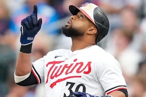 El pelotero dominicano firmó contrato con Cleveland Guardians, el equipo donde construyó gran parte de su destacada trayectoria en las Grandes Ligas (Instagram oficial de Carlos Santana)