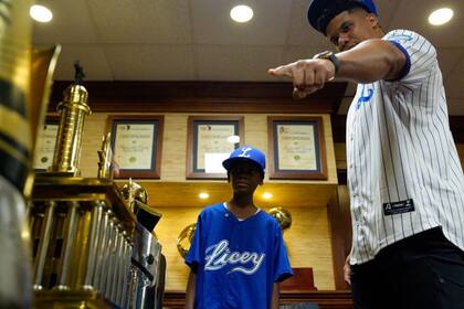 El pelotero participó como receptor de honor en el lanzamiento de la primera bola por el niño Leonardo Santana