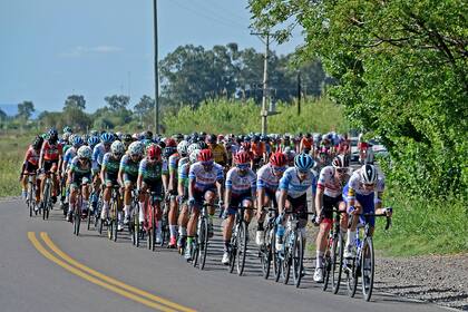 El pelotón avanza por las rutas sanjuaninas