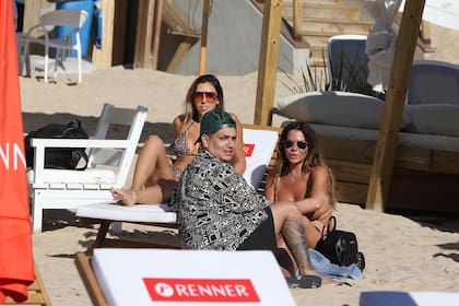 El peluquero con dos de sus clientas y amigas, Karina Jelinek y Floppy Tesouro