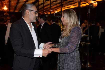 El peluquero Diego Impagliazzo conversó con Milagros Resta, que respetó el dress to shine sugerido por Iturrioz, con un vestido de Rapsodia.