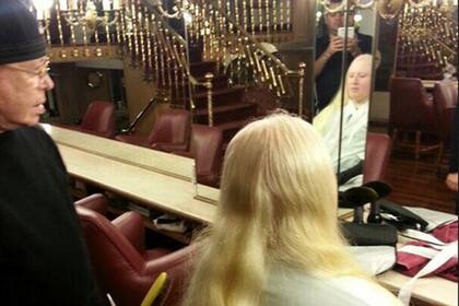 El peluquero Miguel Romano junto al dueño de las extensiones de Susana