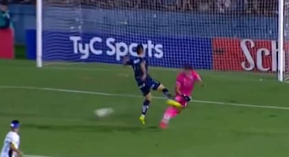 El penal cobrado por Nicolás Lamolina que desató el escándalo en Quilmes-Ferro