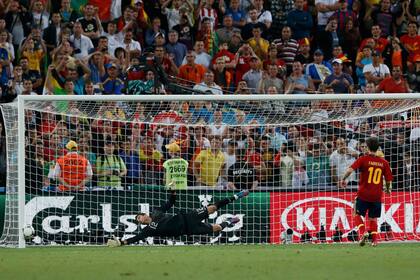 El penal de Fábregas pegó en el palo y entró