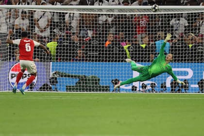 El penal elevado de Gabriel define la serie: PSG gana por 4-3 la tanda en Budapest y Arsenal sigue sin ser campeón de Europa.