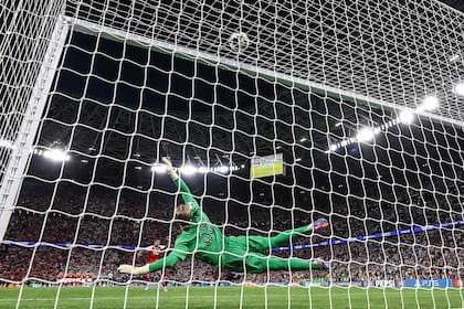 El penal errado por Gabriel Magalhaes, de Arsenal, le dio el título a PSG
