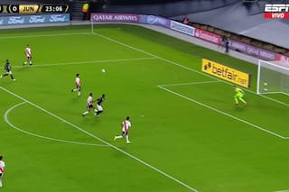 Polémica. El penal no cobrado para Junior antes del primer gol de River