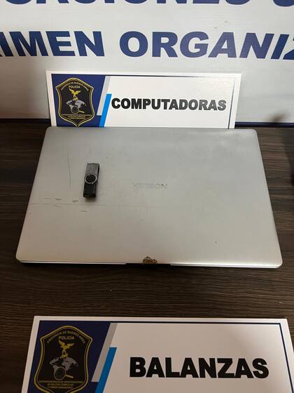 El pendrive en el cual guardaba las imágenes y videos de las mujeres.