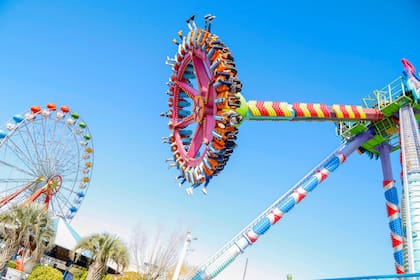 El Pendulum, uno de los juegos más concurridos del Parque de la Costa.