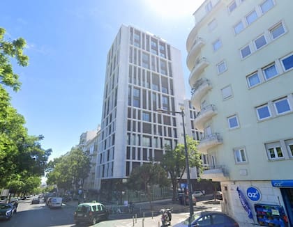 El penthouse tiene vistas panorámicas de Lisboa y cuenta con tres suites, dos piscinas, gimnasio, sauna y sala de cine