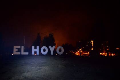 "El peor panorama es en El Hoyo que esta rodeado por las llamas”, dijo el intendente