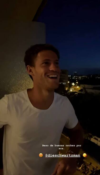 El Peque, fascinado con la vista de la Torre Eiffel