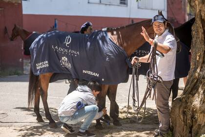 El Peque, histórico petisero de La Dolfina, saluda mientras vendan a una yegua.