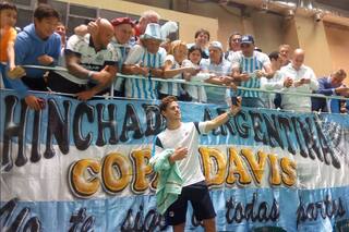 Estudiantes escurridizos, butacas vacías y la hinchada de siempre en Astana