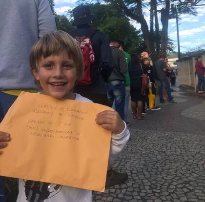 El pequeño Aquiles enviando por correo el examen de Seadea