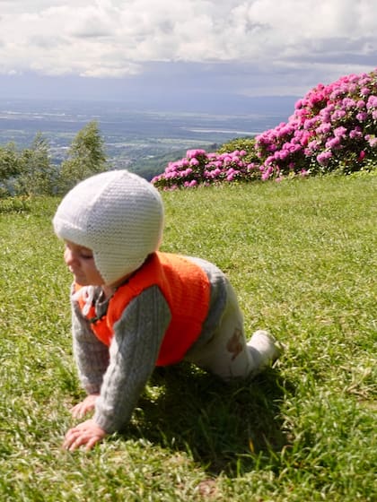 El pequeño Arturo feliz disfrutando del paisaje (Foto: Instagram @jmena)