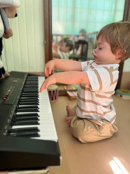 El pequeño Barenboim: Emilio, luego de verlo en un concierto, se sienta en su piano y toca como lo vio a él