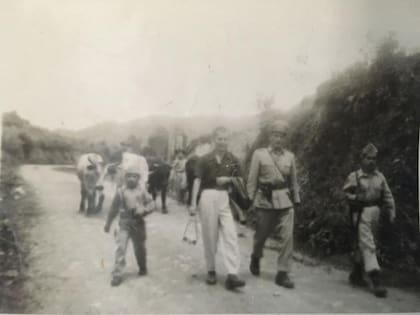 El pequeño Carlos Arturo junto a varios soldados en el Tolima, Colombia.