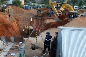 El desesperado intento de rescate de un niño de 5 años que cayó a un pozo