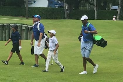 Tiger Woods ya le hizo de caddie a su hijo Charlie: fue este mismo año en un torneo de Florida; ahora, jugarán juntos en Orlando.