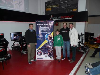 El pequeño Colapinto en el centro, en un seminario con simuladores de la Fórmula 1 hace diez años