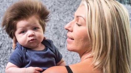 El pequeño con su mamá luego