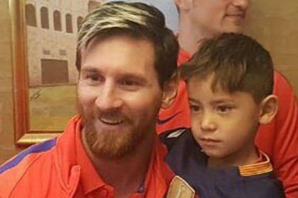 El pequeño conoció a Messi en diciembre de 2016 en Qatar, pero también eso le jugó luego en contra