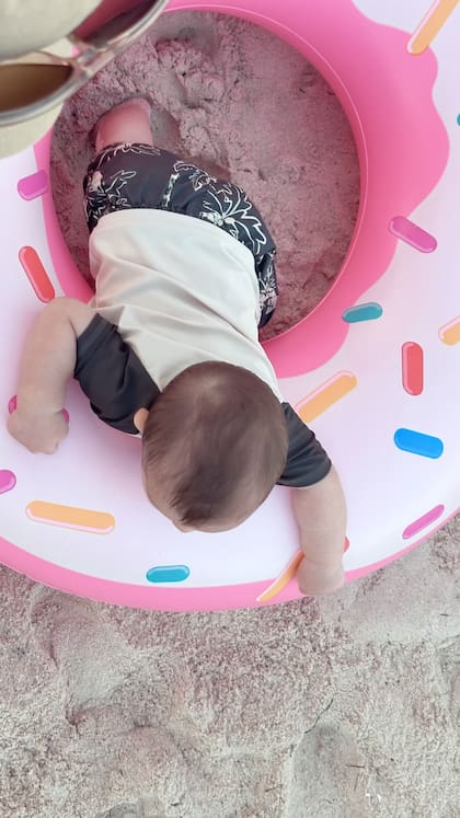 El pequeño Cruz jugó en la arena (Foto: Instagram @nikitaneumannoficial)