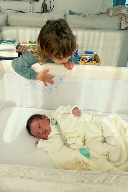 El pequeo Cyan, de dos aos, observa con curiosidad a su nuevo hermanito