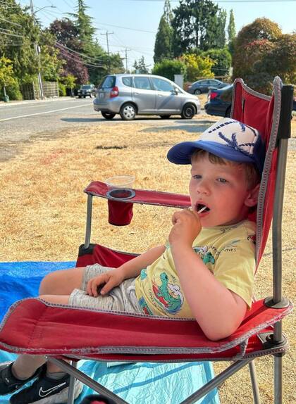 El pequeño esperó paciente a sus clientes con tal de recaudar fondos para los afectados por los incendios en Maui, Hawái